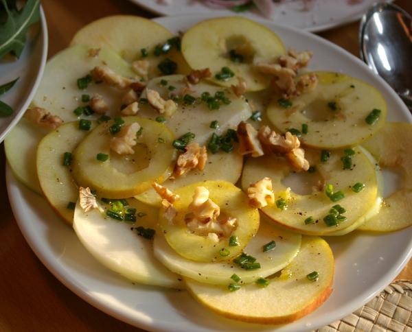 Kohlrabi und Apfel als Salat