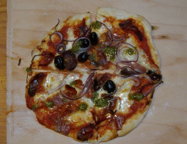 Pizza mit Oliven, Sardellen und Zwiebeln